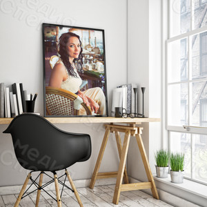 Фотокартина на холсте 50х70см «Девушка в плетеном кресле» — фото