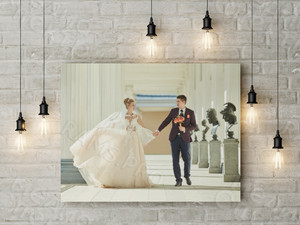 Фотокартина на холсте 70х50см «Молодожены в галерее» — фото 2