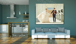 Фотокартина на холсте 70х50см «Молодожены в галерее» — фото 1