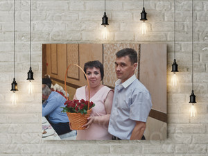 Фотокартина на холсте 60х40см «Двое и корзина с цветами» — фото 1