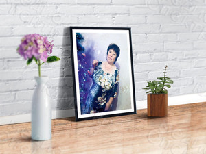 Фотокартина на холсте 30х40см «Дама у новогодней ёлки» — фото 1