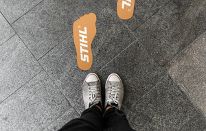 Наклейки фигурные на пол магазина 30х13см «СЛЕДЫ» с логотипом «STIHL» — фото 2