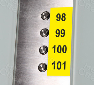 Табличка с номерами квартир у лифта — фото 1