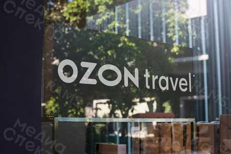 Наклейка с логотипом «Ozon Travel» на вывеску из стекла 2019 г. — фото