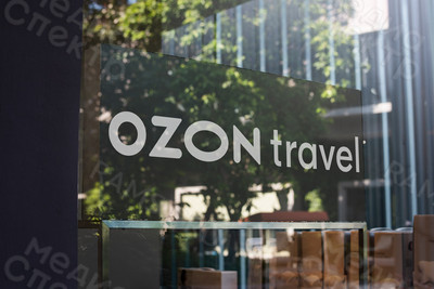 Наклейка с логотипом «Ozon Travel» на вывеску из стекла 2019 г. — фото