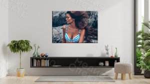 Фотокартина на холсте 70х50см «Девушка в полосатом купальнике» — фото 3