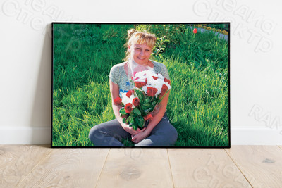 Фотокартина на холсте 60х40см «Девушка с цветами» — фото