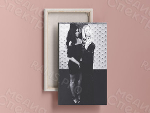 Картина с ЧБ фотографией «Две девушки» — фото 2