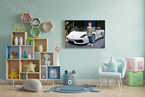 Фотокартина 64х45см «Мальчик в автосалоне» — фото 1