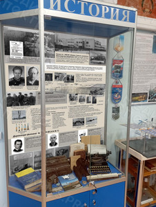 Постер-задник для витрины музея завода — фото