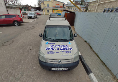 Брендирование авто Ситроен Берлинго - окна «Наш город» — фото