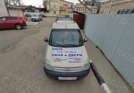 Брендирование авто Ситроен Берлинго - окна «Наш город» — фото