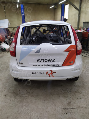 Брендирование гоночного автомобиля «Лада Калина-2» хетчбэк — фото 11