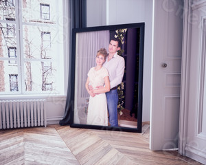 Фотокартина на холсте 60х80см «Двое у серой колонны» — фото 2