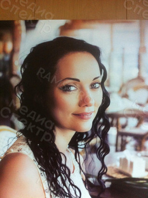 Фотокартина на холсте 50х70см «Девушка в плетеном кресле» — фото 2