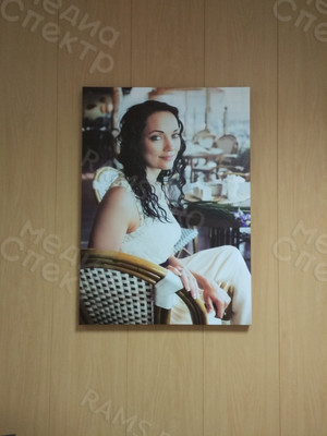 Фотокартина на холсте 50х70см «Девушка в плетеном кресле» — фото 1