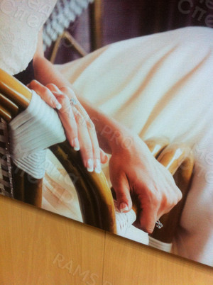 Фотокартина на холсте 50х70см «Девушка в плетеном кресле» — фото 3