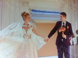 Фотокартина на холсте 70х50см «Молодожены в галерее» — фото 3