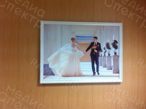 Фотокартина на холсте 70х50см «Молодожены в галерее» — фото 5