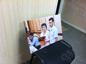 Фотокартина на холсте 60х40см «Двое и корзина с цветами» — фото 2