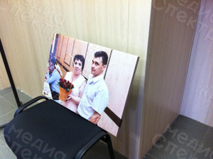 Фотокартина на холсте 60х40см «Двое и корзина с цветами» — фото 1