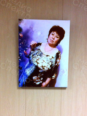 Фотокартина на холсте 30х40см «Дама у новогодней ёлки» — фото 2