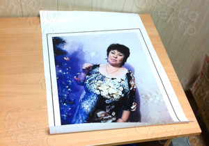 Фотокартина на холсте 30х40см «Дама у новогодней ёлки» — фото 1