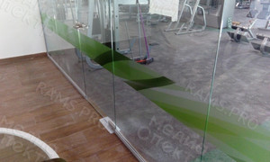 Наклейки на стекла помещений фитнес-клуба «My Fit» м/р «Юность» – «Зеленые полоски» — фото 1