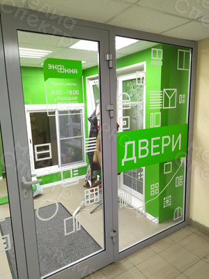 Оклейка витрин офиса ЭКООКНА в ТЦ «Фэктори» — фото 2