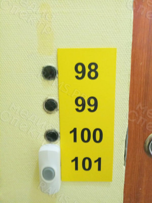 Табличка с номерами квартир у лифта — фото 2