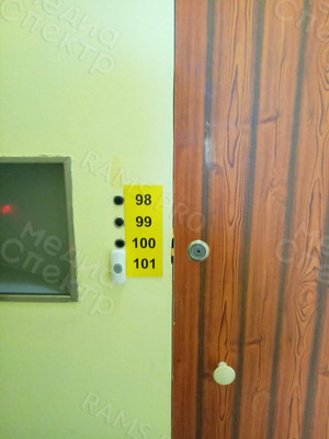 Табличка с номерами квартир у лифта — фото 3