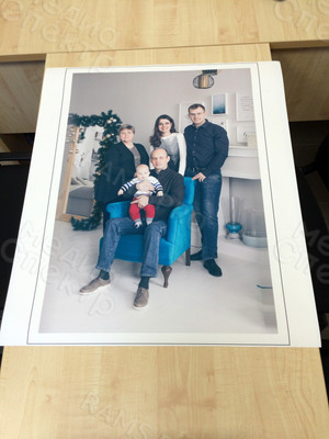 Картина 40х60 см «Семья у синего кресла» — фото 4