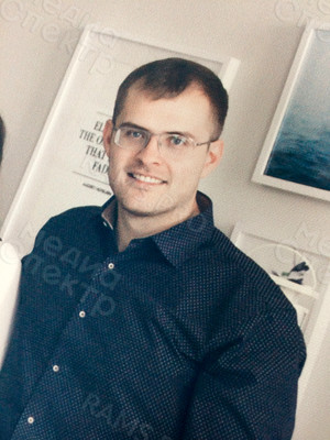 Картина 40х60 см «Семья у синего кресла» — фото 5