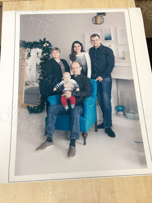 Картина 40х60 см «Семья у синего кресла» — фото 3