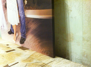 Фотокартина на холсте 60х80см «Двое у серой колонны» — фото 4