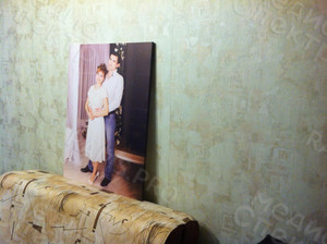 Фотокартина на холсте 60х80см «Двое у серой колонны» — фото 1