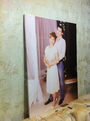 Фотокартина на холсте 60х80см «Двое у серой колонны» — фото 3