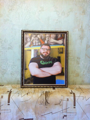 Фотокартина на холсте в багете 40х50см «Силач в фитнес клубе» — фото 1