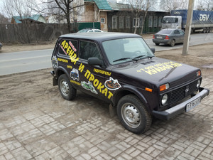 Брендирование-оклейка автомобиля Нива LADA (ВАЗ) 2121 (4x4) «KVAD69» вариант дизайна №1 «Прокат и аренда квадроциклов» — фото 2